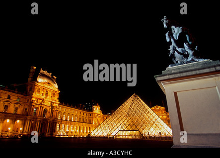 Glas Pyramide, vom Architekten ich m Pei, Innenhof, Cour Napoleon, Louvre Museum, Kunstmuseum, französische Museum, Museum, Paris, Ile-de-France, Frankreich Stockfoto