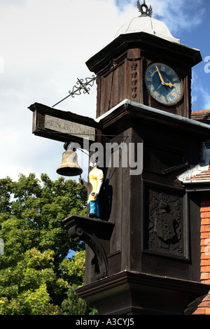 Nahaufnahme von der Uhr und Schmied Stürmer an Abinger Hammer Guildford Surrey Stockfoto