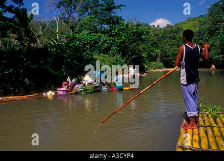 Die jamaikanische Mann, erwachsenen Mann, Reiseführer, Bambusfloß, Bambus Floßfahrt, der große Fluss, große Fluss, Dorf von Lethe, Jamaika Stockfoto