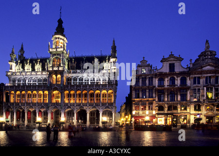 Der Grand Place in Brüssel in der Dämmerung mit des Königs Haus auf der linken Seite Stockfoto