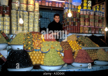 Hübscher junger Mann verkaufende Oliven und konserviert Früchte in den Souk in Fes Marokko Stockfoto