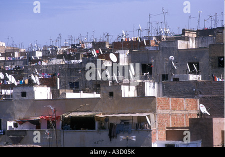 TV-Antennen und Satellitenschüsseln auf Dächern in Fes Marokko einige Dächer haben waschen hing zum Trocknen in die Sonne Stockfoto