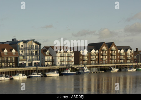 Waterfront-Wohnungen auf den Fluss Arun in Littlehampton, West Sussex. Stockfoto