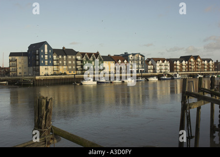 Waterfront-Wohnungen auf den Fluss Arun in Littlehampton, West Sussex. Stockfoto