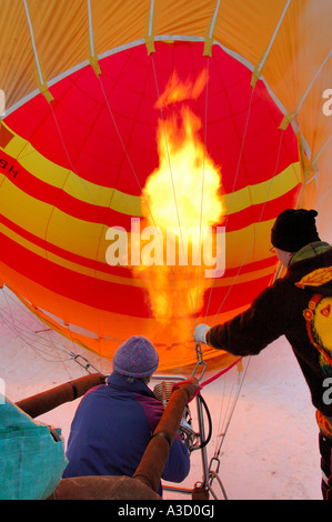 Aufblasen eines Ballons am Chateau d ' Oex Ballon-Festival, Schweiz Stockfoto