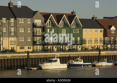 Waterfront-Wohnungen auf den Fluss Arun in Littlehampton, West Sussex. Stockfoto