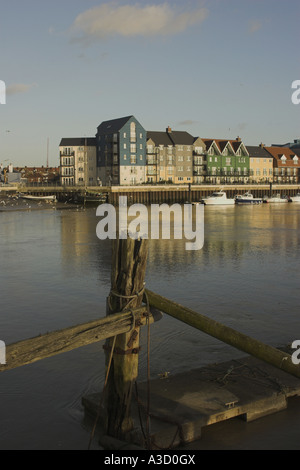 Waterfront-Wohnungen auf den Fluss Arun in Littlehampton, West Sussex. Stockfoto