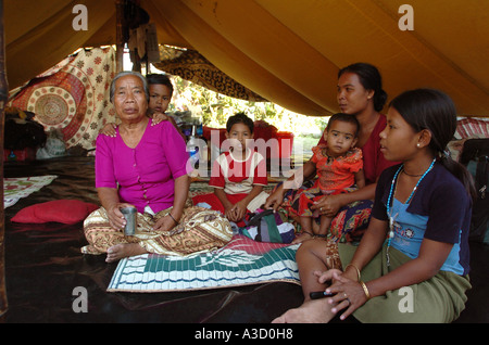 Familie im Flüchtlingslager im Port Blair Flüchtlingslager nach dem Tsunami South Andaman Island Andaman und Nicobar Islands India Asia Stockfoto