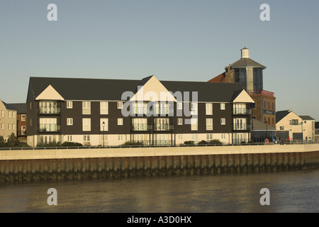 Waterfront-Wohnungen auf den Fluss Arun in Littlehampton, West Sussex. Stockfoto