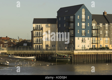 Waterfront-Wohnungen auf den Fluss Arun in Littlehampton, West Sussex. Stockfoto