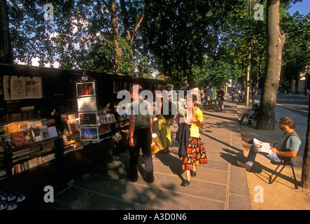 Franzosen Shopper Sekundenzeiger Buchhändler Quai entlang Seine in der Nähe von Place St Michel Paris Ile de France Region Frankreich Stockfoto