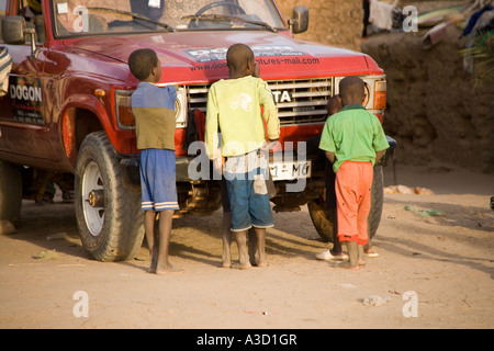 Kleine Jungen in Korioume den Hafen von Timbuktu auf dem Fluss Niger, Mali, Westafrika Stockfoto