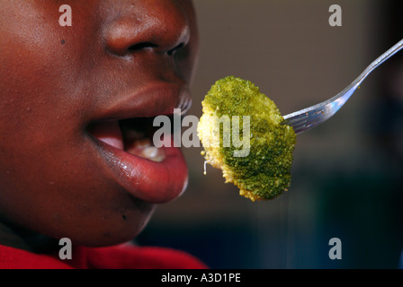 UK London Nahaufnahme von primären Schulkind Schule Abendessen essen Stockfoto