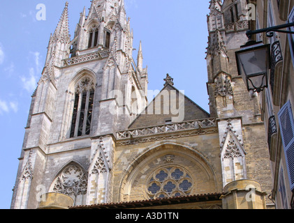 Charakteristischen Blick auf Kathedrale Ste-Marie Bayonne Aquitaine Südwest-Frankreich Europa Stockfoto