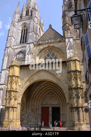 Charakteristischen Blick auf Kathedrale Ste-Marie Bayonne Aquitaine Südwest-Frankreich Europa Stockfoto