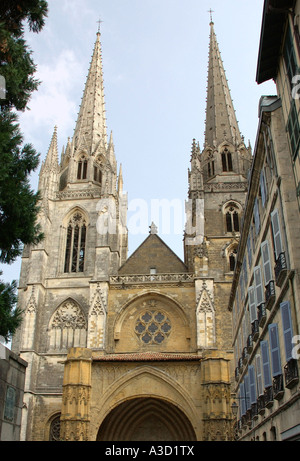 Charakteristischen Blick auf Kathedrale Ste-Marie Bayonne Aquitaine Südwest-Frankreich Europa Stockfoto