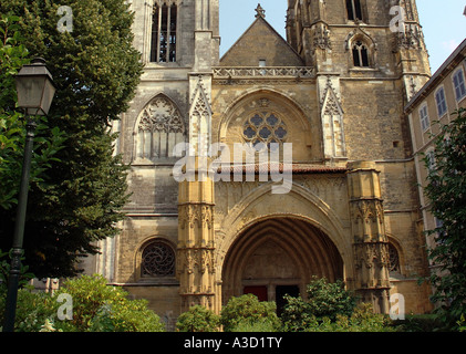 Charakteristischen Blick auf Kathedrale Ste-Marie Bayonne Aquitaine Südwest-Frankreich Europa Stockfoto