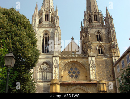 Charakteristischen Blick auf Kathedrale Ste-Marie Bayonne Aquitaine Südwest-Frankreich Europa Stockfoto