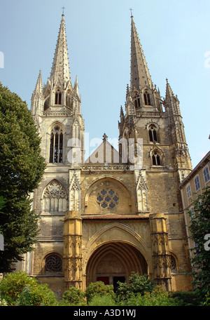 Charakteristischen Blick auf Kathedrale Ste-Marie Bayonne Aquitaine Südwest-Frankreich Europa Stockfoto