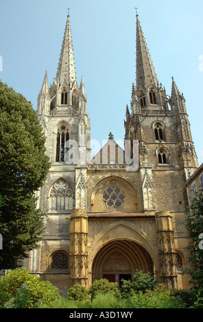 Charakteristischen Blick auf Kathedrale Ste-Marie Bayonne Aquitaine Südwest-Frankreich Europa Stockfoto