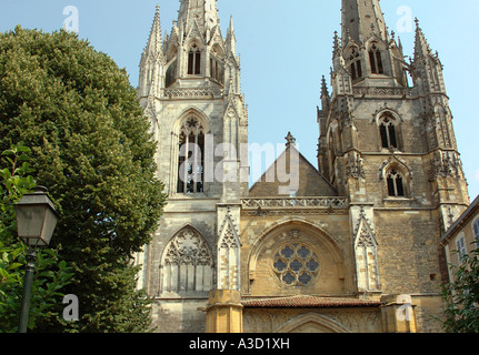 Charakteristischen Blick auf Kathedrale Ste-Marie Bayonne Aquitaine Südwest-Frankreich Europa Stockfoto