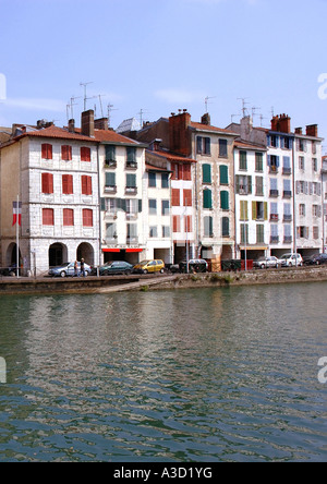 Panoramablick über bunte Häuser am Fluss Nive Bayonne Aquitaine Südwest-Frankreich Europa Stockfoto