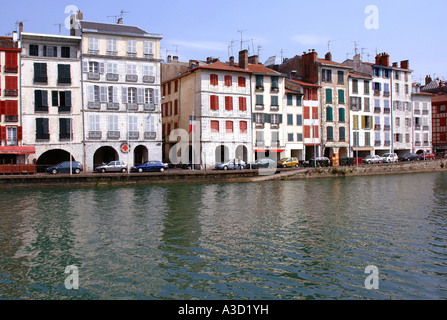 Panoramablick über bunte Häuser am Fluss Nive Bayonne Aquitaine Südwest-Frankreich Europa Stockfoto