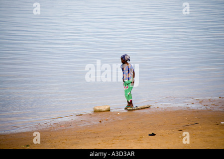 Warten auf die Fähre zu den Bani Fluss unterwegs auf den Montag Markt in Djenne, Mali, Westafrika Stockfoto