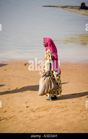 Warten auf die Fähre zu den Bani Fluss unterwegs auf den Montag Markt in Djenne, Mali, Westafrika Stockfoto