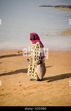 Warten auf die Fähre zu den Bani Fluss unterwegs auf den Montag Markt in Djenne, Mali, Westafrika Stockfoto