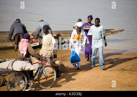 Warten auf die Fähre zu den Bani Fluss unterwegs auf den Montag Markt in Djenne, Mali, Westafrika Stockfoto