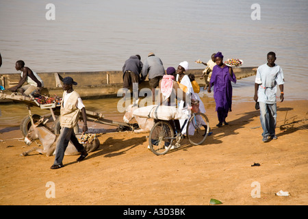 Warten auf die Fähre zu den Bani Fluss unterwegs auf den Montag Markt in Djenne, Mali, Westafrika Stockfoto