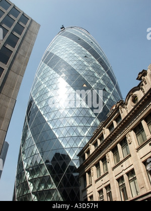 Gherkin Bürogebäude umfasst Büros für Swiss Re Firma kontrastiert neben älteren Mauerwerksbau Büro Stockfoto