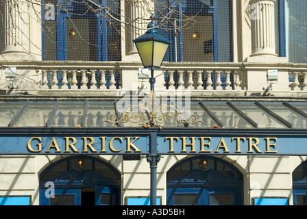 Stein Zierpflanzen Geländer und Balkone zu historischen Garrick West End Theater Gebäude mit verglaster Überdachung Zeichen & Nahaufnahme details London England Großbritannien Stockfoto