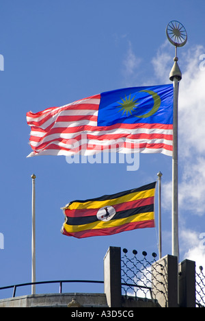 Flaggen über Malaysia und Uganda Botschaft und Tourismus Büro in Trafalgar Square London England UK Flying Stockfoto