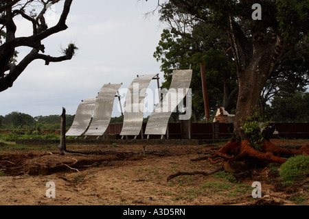 Dramatische Tsunami Gedenkstätte Skulptur in der Form von vier Wellen, Yala-Nationalpark, Sri Lanka Stockfoto