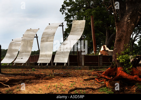 Dramatische Tsunami Gedenkstätte Skulptur in der Form von vier Wellen, Yala-Nationalpark, Sri Lanka Stockfoto