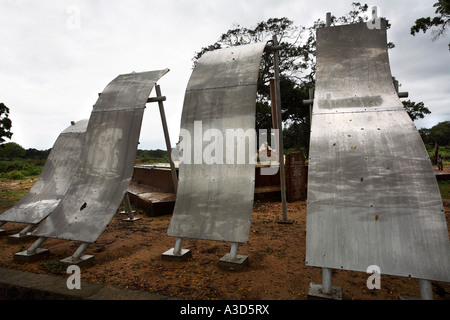 Dramatische Tsunami Gedenkstätte Skulptur in der Form von vier Wellen, Yala-Nationalpark, Sri Lanka Stockfoto