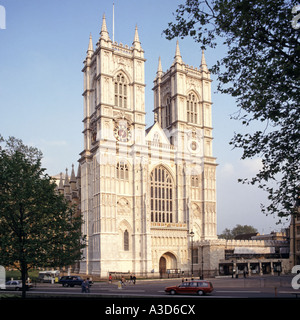 Historische Westminster Abbey iconic Portland Stein west Fassade & Türme der berühmten Anglikanische Kirche religiöse Gebäude London England Großbritannien Stockfoto