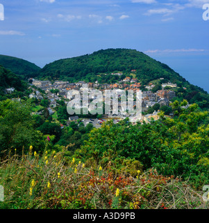Sommer-Ansicht von Lynton im Baum bedeckt Hügel blickte von Sommerhaus Hill mit Wildblumen North Devon England Stockfoto