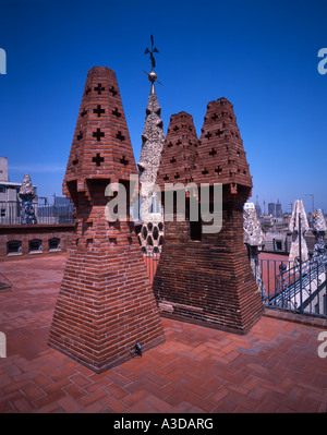 Schornsteine auf dem Dach des Palau Güell von Antoni Gaudi Barcelona Spanien Stockfoto