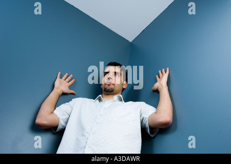 Mann in der Ecke stecken Stockfoto