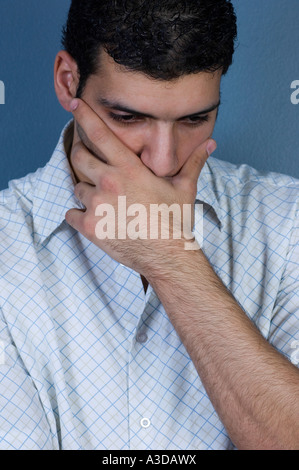 Porträt eines traurigen Mannes im Innenbereich Stockfoto