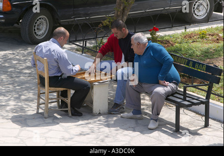 Zwei Männer spielen Backgammon in Bellapais, in der Nähe von Kyrenia, Nordzypern Stockfoto