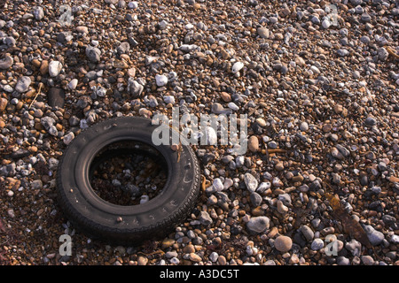 Ein Reifen angespült oder an einem Strand geworfen. Stockfoto