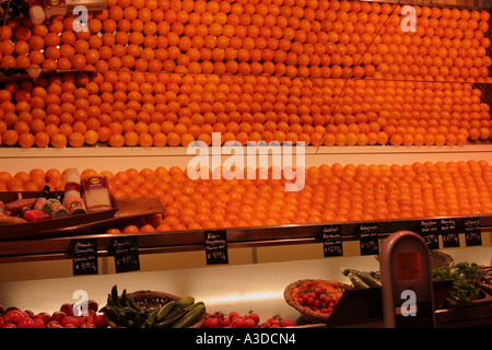 Orangen in Linie im Spiegel an Obst stall München München Bayern Deutschland Stockfoto