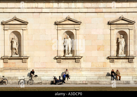 Genießen Sie die Wintersonne vor der Glyptothek Pinakothek München Bayern Deutschland Stockfoto