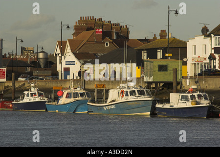 Angelboote/Fischerboote auf dem Fluss Arun, Littlehampton, West Sussex, England, UK. Stockfoto