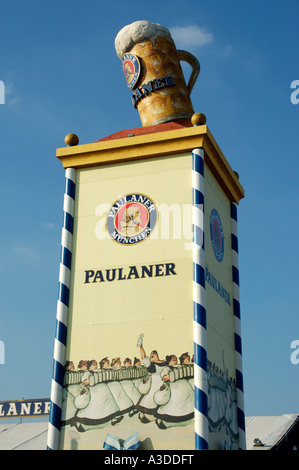 Paulaner-Turm mit Bierkrug Oktoberfest München Bayern Deutschland Stockfoto