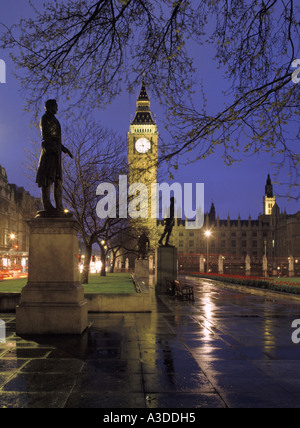 London Parliament Square Big Ben und Statuen auf einen nassen Abend Stockfoto